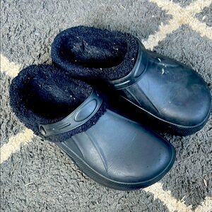 Black Fleece-Lined Clogs